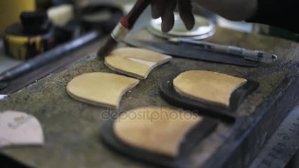 Shoemaker applying glue to a man s shoe heel — Stock Video