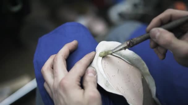 Cierre de zapatero aplicando pegamento en la suela del zapato — Vídeo de stock