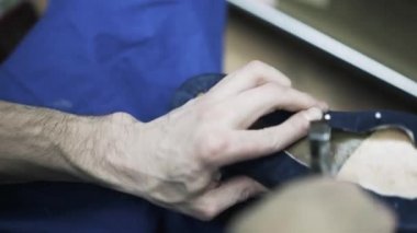 İğne kaldırma ve mavi önyükleme sole çekiç ayakkabıcı Üstten Görünüm