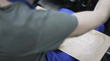 Ayakkabıcı tutkal kadın s önyükleme sole üzerinde uygulama
