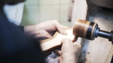Kunduracı s elinde bir şey yapmayan birinin tek parlatma yakın çekim