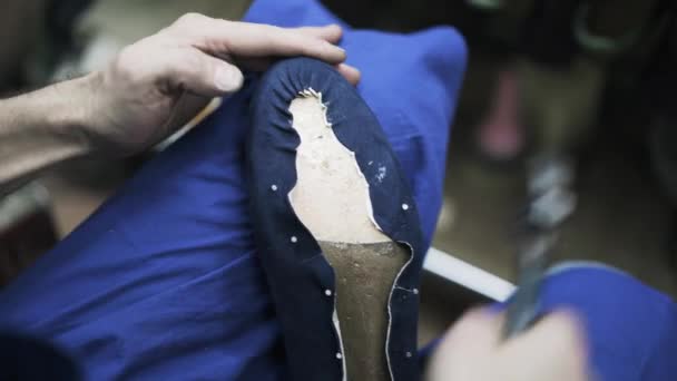 Cobbler martillando una suela de bota azul — Vídeo de stock