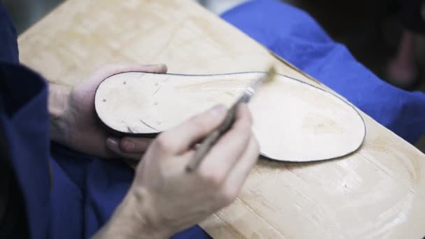Vista superior del zapatero aplicando pegamento en la suela de la bota de la mujer — Vídeo de stock