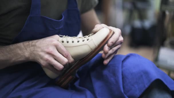 Schoenmaker lijm loafer aan haar tong — Stockvideo