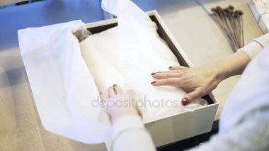 Tezgâhtar bir kutu ve kuru çiçekler ile beyaz kaşkollu koyarak