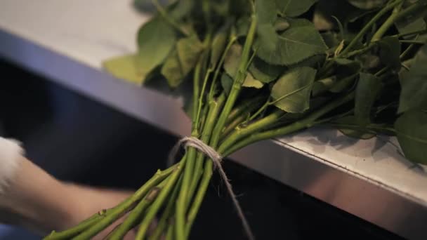 Menutup dari threading toko bunga sekelompok mawar putih — Stok Video