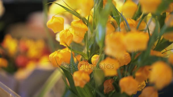 Gelber Blumenstrauß in einem Geschäft in Großaufnahme — Stockvideo