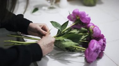 Pembe çiçek çiçek tezgâhtar atmak isterseniz Grup yan görünüm