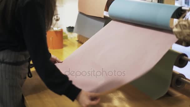 Close up de assistente de loja de flores cortando papel com tesoura — Vídeo de Stock