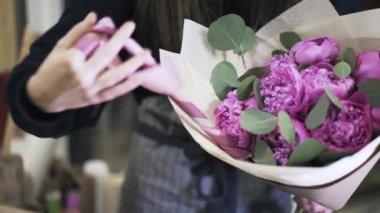 Bir şerit büküm Çiçekçi Çiçek birkaç süslemek için Üstten Görünüm