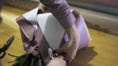 Ambalaj kağıdı ve kurdele ayarlama sayfaları zımbalama çiçekçi