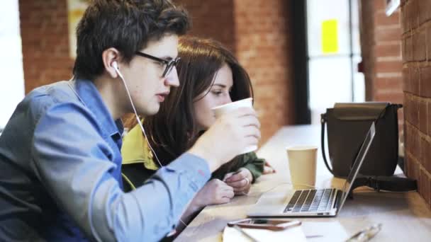 Paar drinken koffie en het kijken naar video in café — Stockvideo