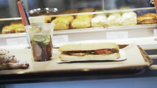 Panorera skott av en smörgås på en bricka i café — Stockvideo