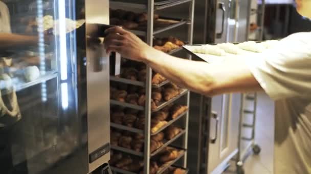 Kvinna i restaurang matlagning croissanter — Stockvideo