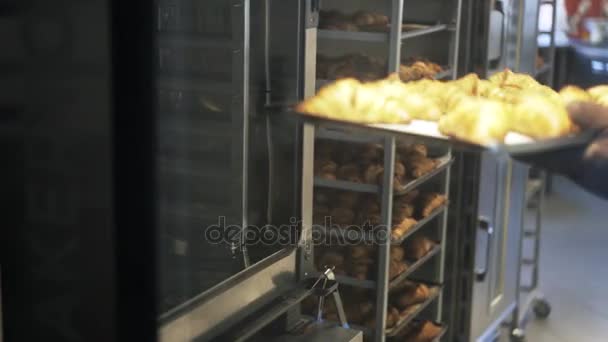 Kook het nemen van gekookte croissants — Stockvideo