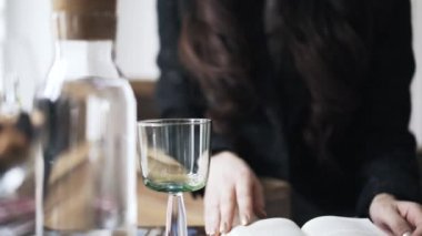 Genç Asyalı kadın bir kitap ve içme suyu, el okuma