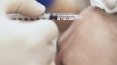 Bir güzellik kadın s saç çizgisi atış yapma makyajcısı