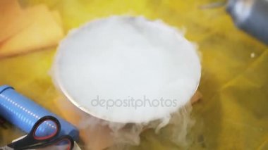 Bir tablo üzerinde metal bir kabın içinde sıvı azot yakın çekim