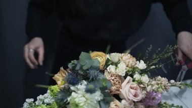 Çiçekçi dükkanı çiçek bir demet bir tezgahta bağlayan bir iplik kesme Yardımcısı