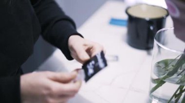 Fiyat etiketini bir demet çiçek koyarak kadın çiçekçi