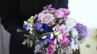 Güzel bir buket tutan bir kadın çiçekçi önden görünümü