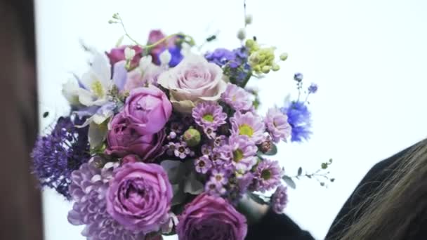 美しい花の花束を持って女性花屋のクローズ アップ — ストック動画