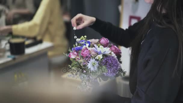 Oldalnézetből egy nő virágüzlet beállítása egy gyönyörű virág csokor — Stock videók