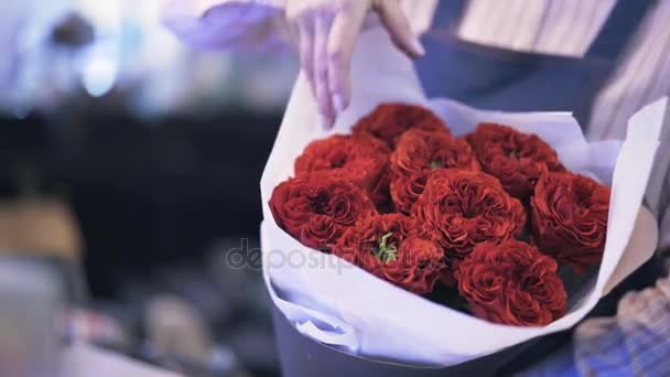 Magasin De Fleurs Bouquet De Fleurs Fleuriste Organisation Organisation De Cellophane Et Bouquet De Rose Rouge Fraîche