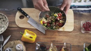 Metal bir kase sebze salatası malzemeleri karıştırma bir şef Üstten Görünüm