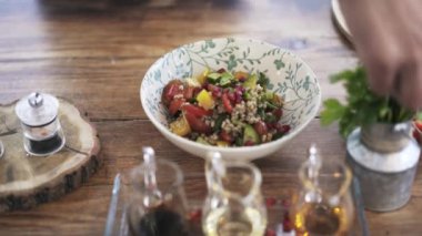 Şef bir nar, bir sos ve bir zeytinyağı sebze salatası için ekleme