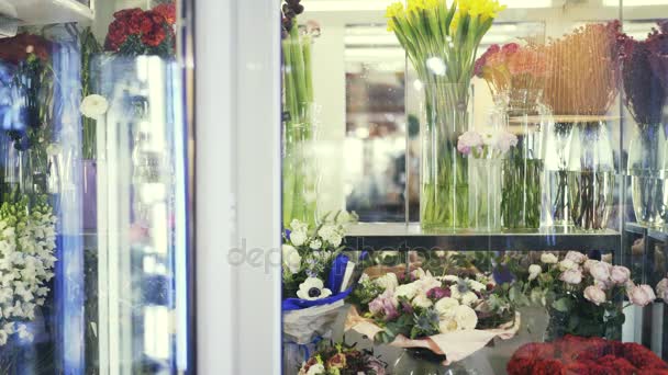 Çiçek vazolar bir çiçekçi dükkanı pencerede koyarak bir pazarlamacı arka görünümü — Stok video