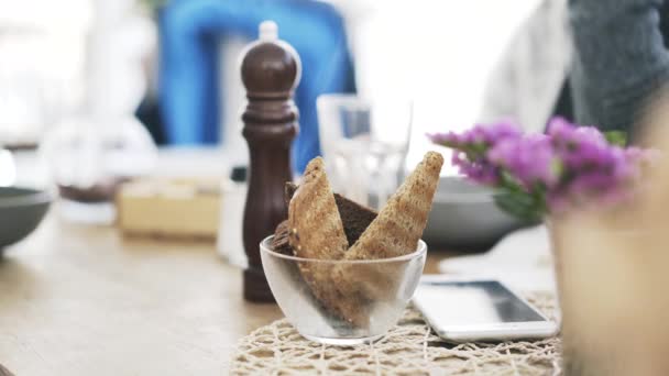 Primo piano della mano di una donna che prende un pezzo di pane in un caffè — Video Stock