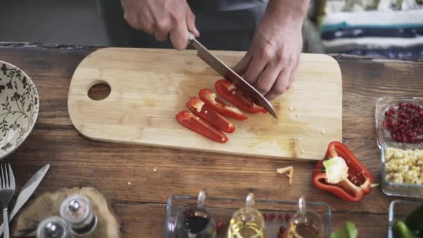 Vista dall'alto di uno chef che affetta un peperone rosso — Video Stock