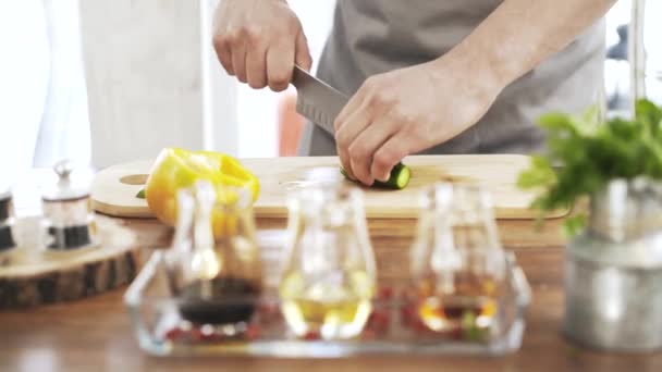 Chef che taglia un cetriolo su un asse di legno in un caffè — Video Stock