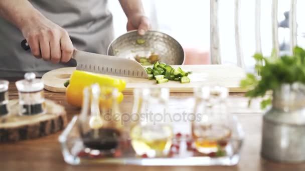 Chef poniendo pepinos cortados en un tazón de metal — Vídeos de Stock