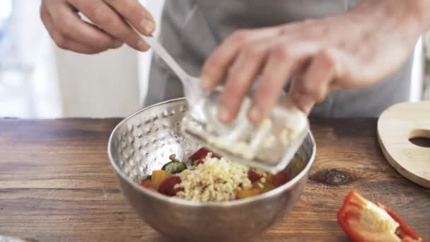 Chef-kok een plantaardige salade mengen en het toevoegen van kruiden — Stockvideo