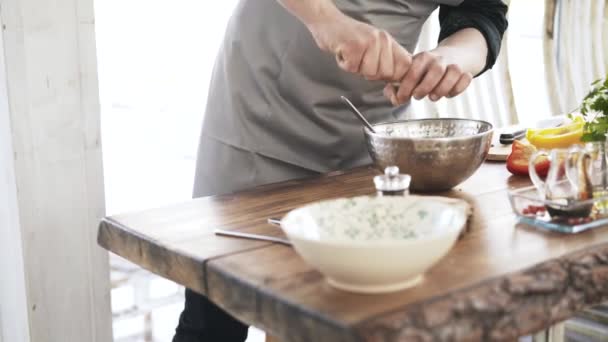 Koch fügt Salz und Gewürze zu einem Gemüsesalat hinzu und mixt ihn — Stockvideo