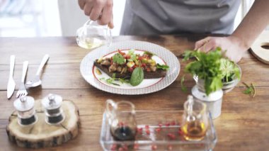 Bir restoranda bir ekmek üzerine kızarmış veya salamura sebze yağı ekleyerek Cook
