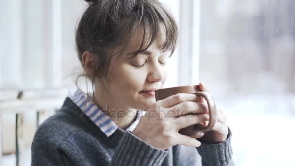 Jovem mulher desfrutando de seu chá em um café — Vídeo de Stock