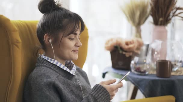 Hermosa joven escuchando música y cantando — Vídeos de Stock