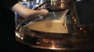 Adam bir bira varil kapağının kapatılması