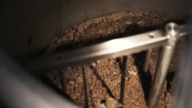 Özel bira bira fabrikasında karıştırılır malt