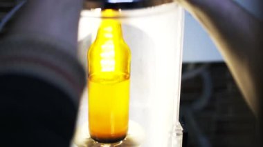 Bir bira şişe içine dökülür varlık bira yakın çekim
