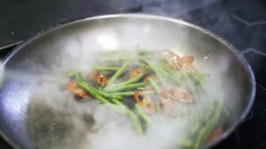 Yeşil kuşkonmaz ve acı biber kızarmış ve karıştırılır, petrol