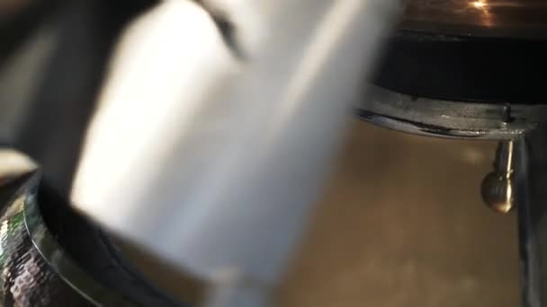 Hombre abriendo una tapa de un barril de cerveza — Vídeos de Stock