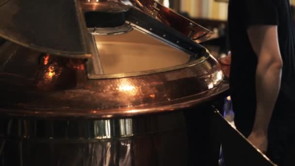 Hombre abriendo una tapa de un barril de cerveza, vista lateral — Vídeo de stock