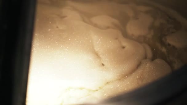 Spumă de bere într-un butoi metalic într-o fabrică de bere — Videoclip de stoc