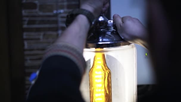 Пиво наливают в бутылку на пивоваренном заводе — стоковое видео