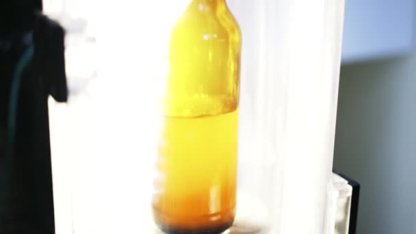 Рабочий забирает бутылку пива из автомата — стоковое видео