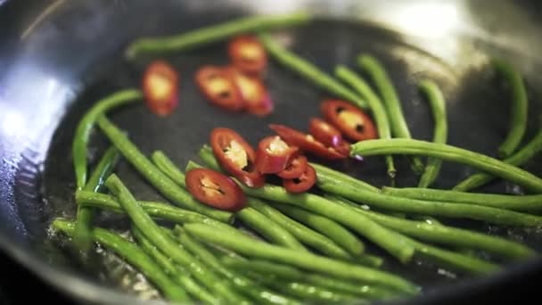 Grön sparris och peppar stekt och saltade — Stockvideo
